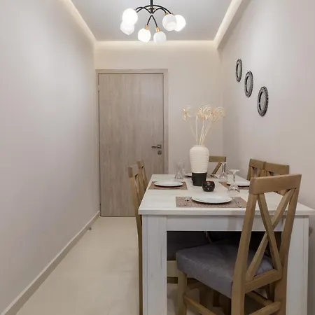 Evia's - New In Town! Διαμέρισμα