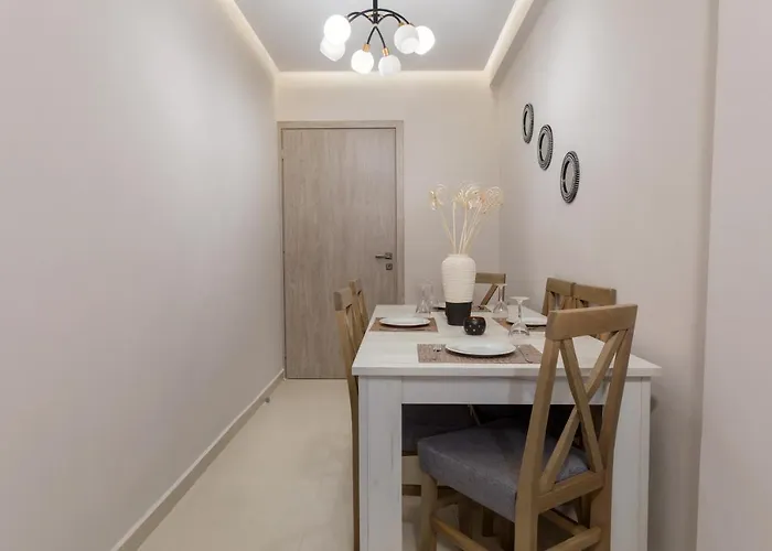 Evia's - New In Town! Apartamento